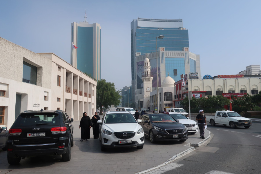 Centrum Bahrajnu zády k Bab Al Bahrain