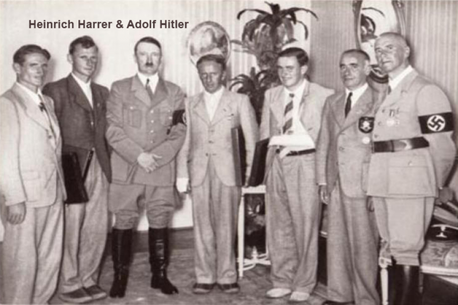 Heinrich Harrer na dobov fotografii nalevo od Hitlera.