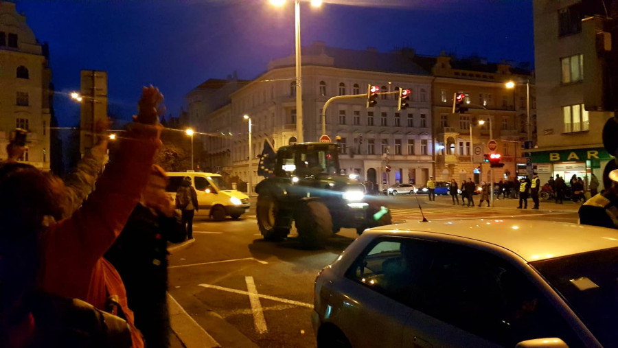 Traktory opoutj demonstraci na Letn, stmv se...