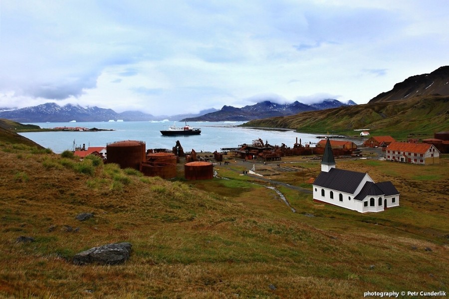 Dnešní Grytviken, hlavní velrybářské místo na Jižní Georgii, je dnes již klidné a příjemné historické místo, na hony vzdálené popisu Franka Hurleye.