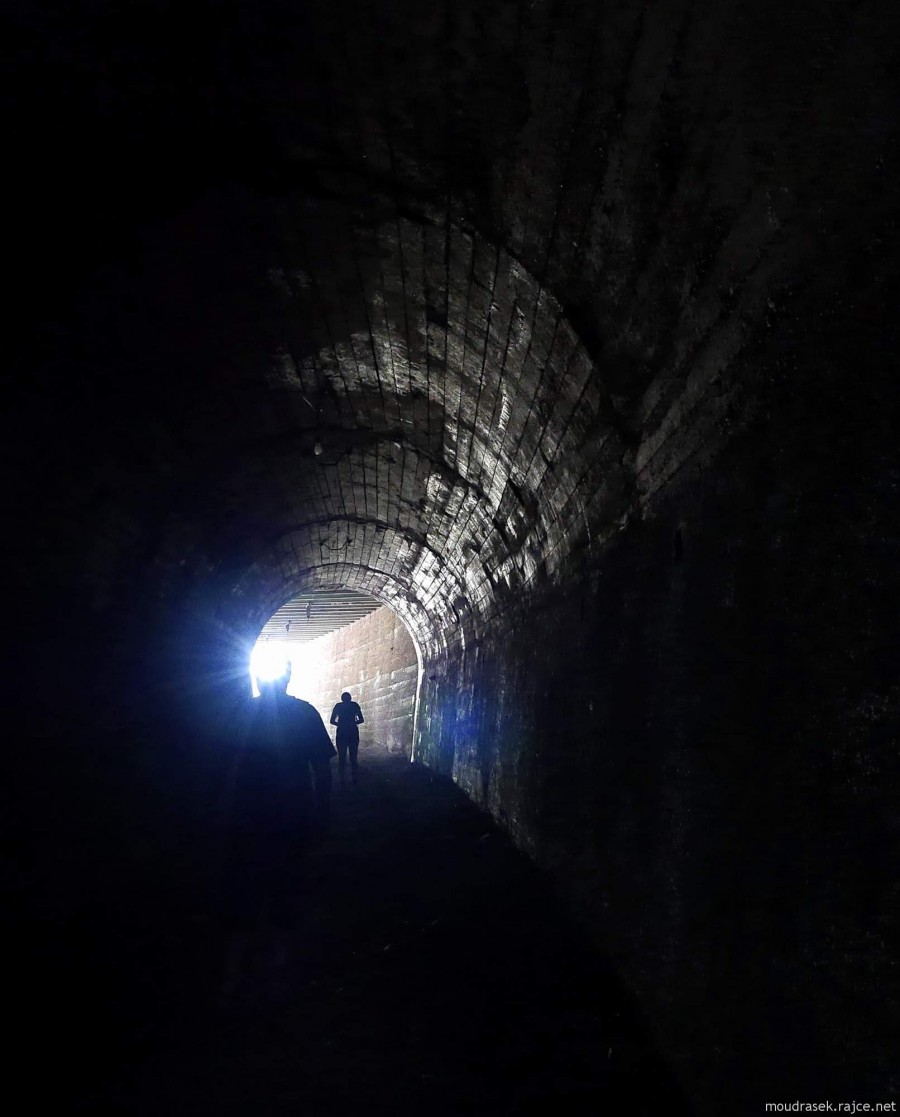 Dlouh novj tunel pod horou Pezovico (nedoporuuji jm projdt na kole)