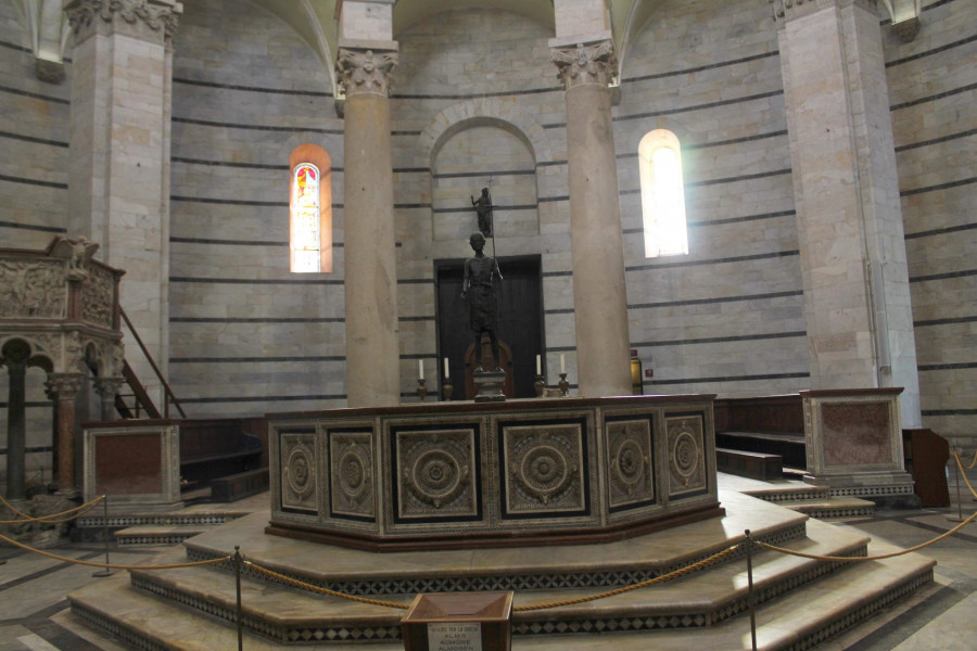 Křtitelnice, ve které byl mj. pokřtěn Galileo Galilei