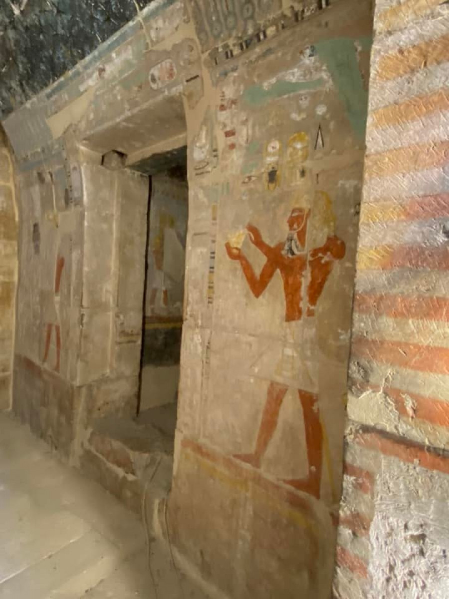 Te bude pr fotek z vnitk hrobek v dol krl v Luxoru. Ty barvy jsou vude pvodn, nesmj je restaurovat, jinak by nedostali od Unesco na restaurace tch pamtek ani penny. Jsou povinni to nechat tak, jak to je. Zvltn pocit, kdy se dvte na malby a barvy star tisce let,