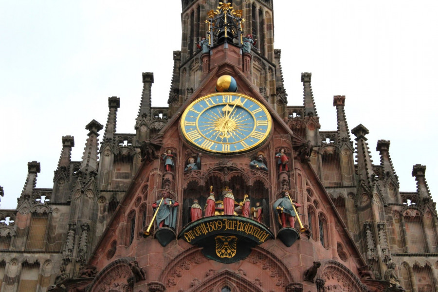 Norimberský orloj, druhý zprava - s korunou a žezlem - jde český král
