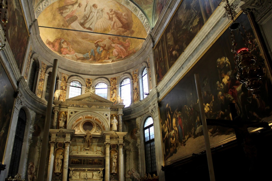 Chiesa San Rocco, vpravo Tintorettv obraz 