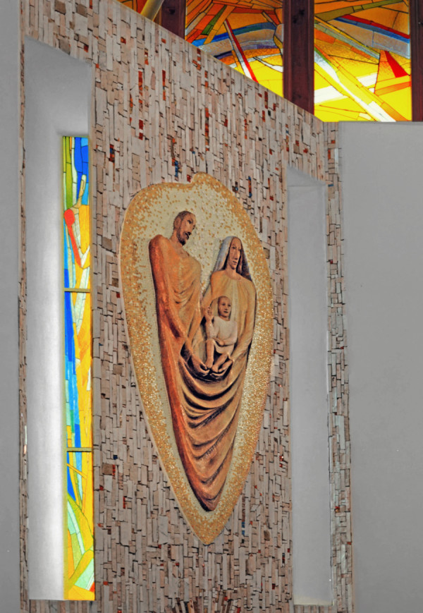 Z umělecké výzdoby kostela Svaté Rodiny v Luhačovicích - centrální výjev. Vlevo je štěrbinové vertikální okno s výjevem Božího anděla, který ve snu promlouval ke sv. Josefovi.