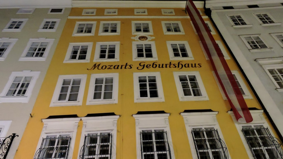 Salzburg - Mozartův rodný dům. Náměstíčko je v rekonstrukci, proto nejde fotit z odstupu