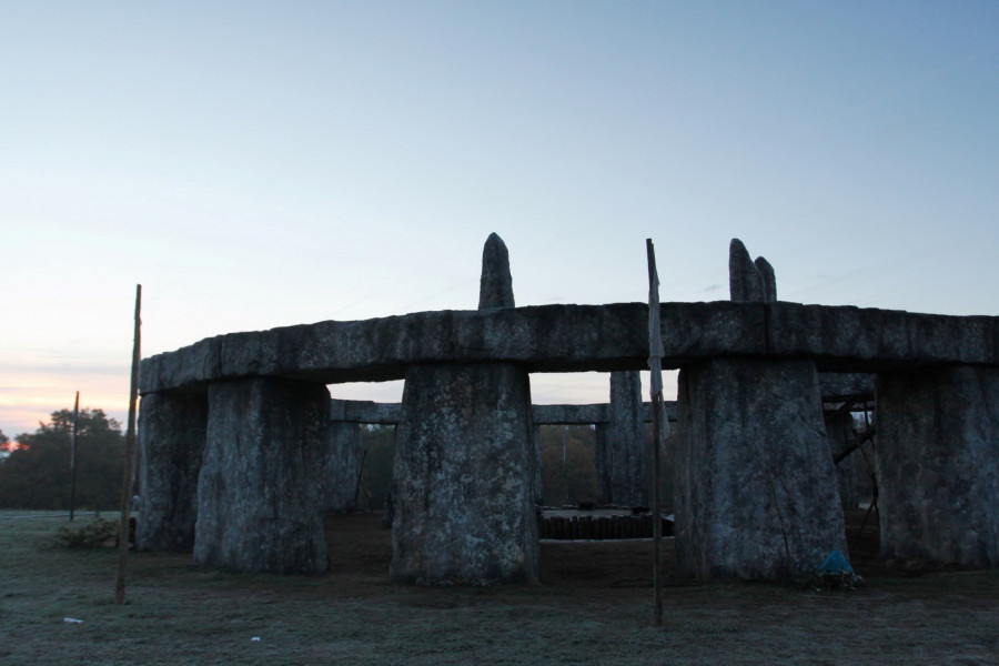 Kopie Stonehenge v esku. Spolenost Film United ve spoluprci s Barrandovskmi ateliery, kulisy pro seril Britannia