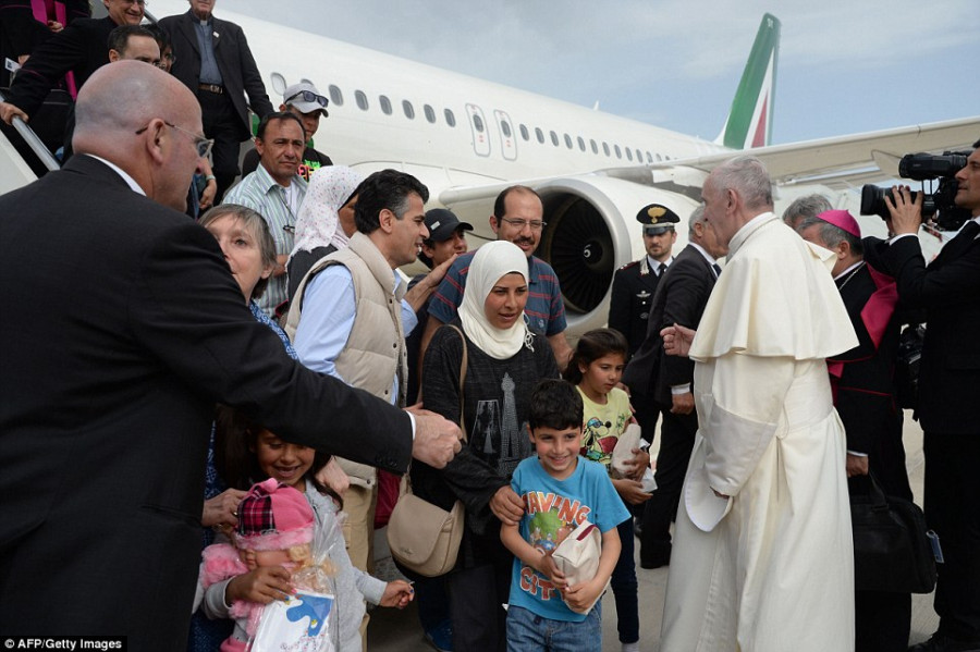 Pape na ostrov Lesbos (16.4. 2016). Pivezl do Itlie 3 muslimsk rodiny, 12 lid.