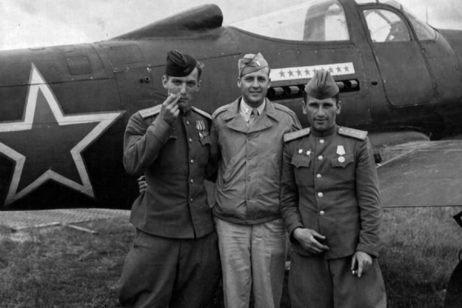 Američtí a sovětští piloti vedle stíhačky Bell P-39 Airacobra, dodané do SSSR na základě půjčky a pronájmu, 1944.
