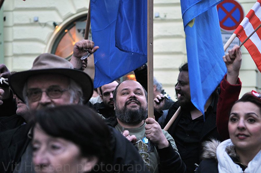 Aktivista Praskho Majdanu, Tom Peszynski, zvon kli.