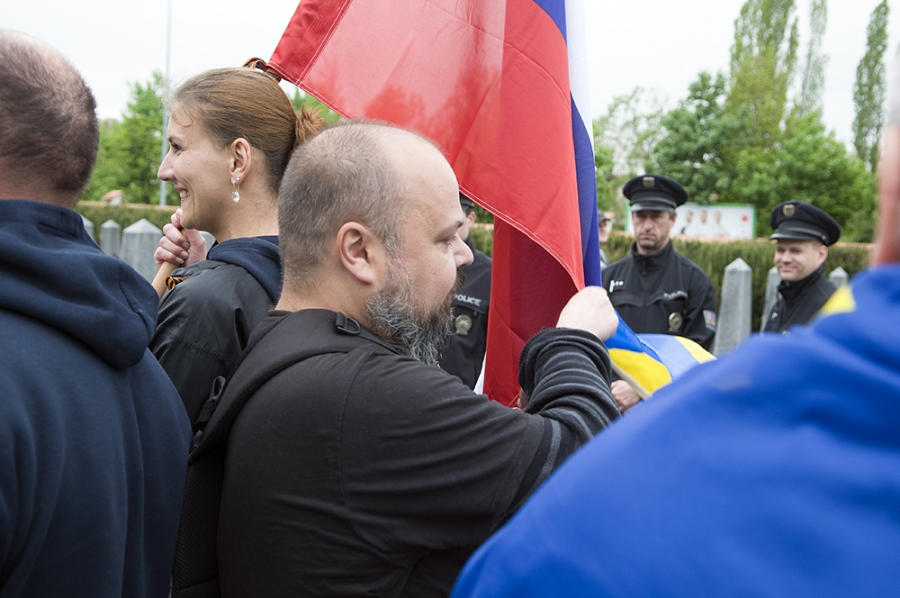 Jelena Vičanová s ruskou vlajkou a svatojiřskou stuhou