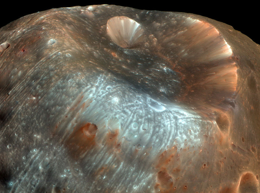 Zdroj: Krter Stickney. NASA/JPL-Caltech/University of Arizona [Public domain], Wikimedia Commons