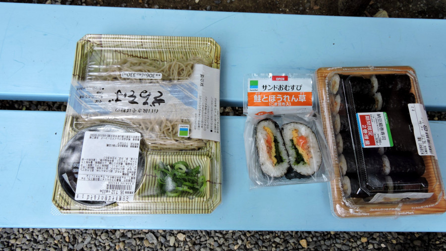 Soba nudle ze supermarketu (vlevo, uprosted a vpravo samozejm supermarketov sushi), ideln obd na cesty.