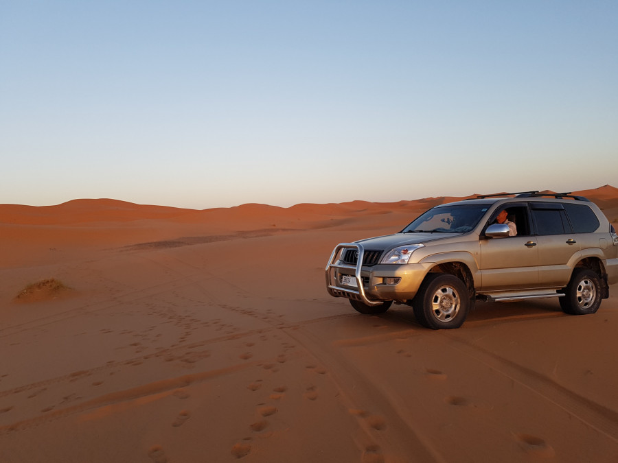 Na Saharu do psench dun je vjezd povolen pouze s pronajatm zkuenm idiem a autem 4x4