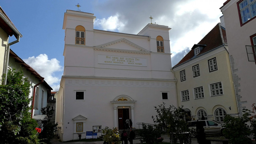Kostel sv. Petra a Pavla, uvnitř vchod na dvorek Dominikánského kláštera, kostel se dá obejít k městským hradbám