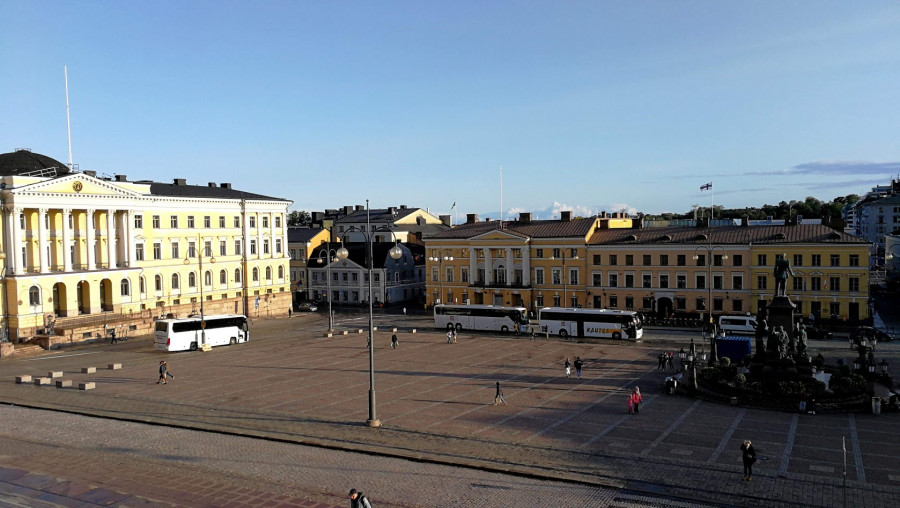 Senátní náměstí od katedrály, vlevo sídlo vlády, za ním nejstarší kamenný dům