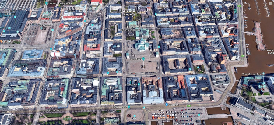 Helsinky. Vlevo nahoře hlavní nádraží, uprostřed Senátní náměstí s hlavní Evangelickou katedrálou, vpravo dole přístav s tržicemi a úplně vpravo Uspenská pravoslavná katedrála.