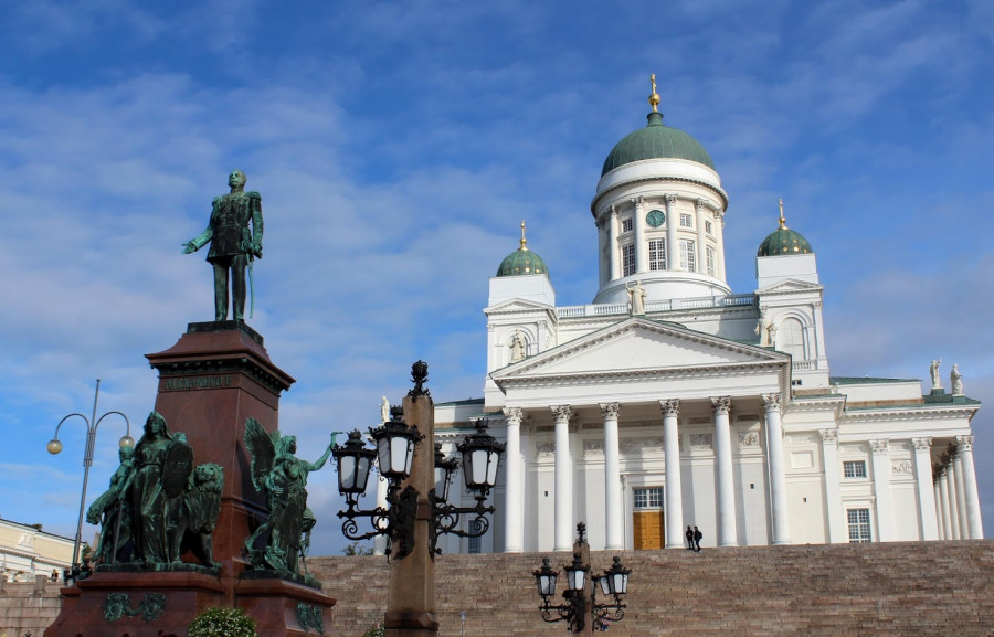 Evangelická katedrála nad Senátním náměstím s pomníkem ruského cara Alexandra I.