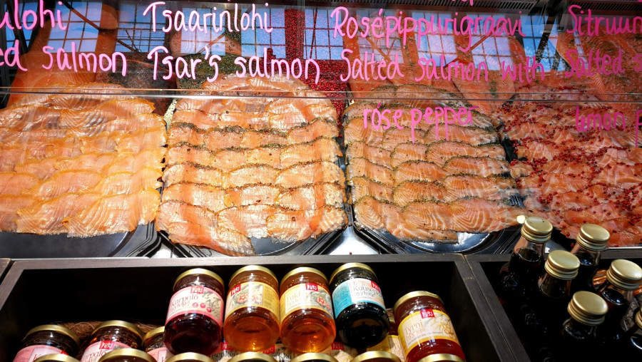Různé úpravy lososa v tržnici Vanha Kauppahalli