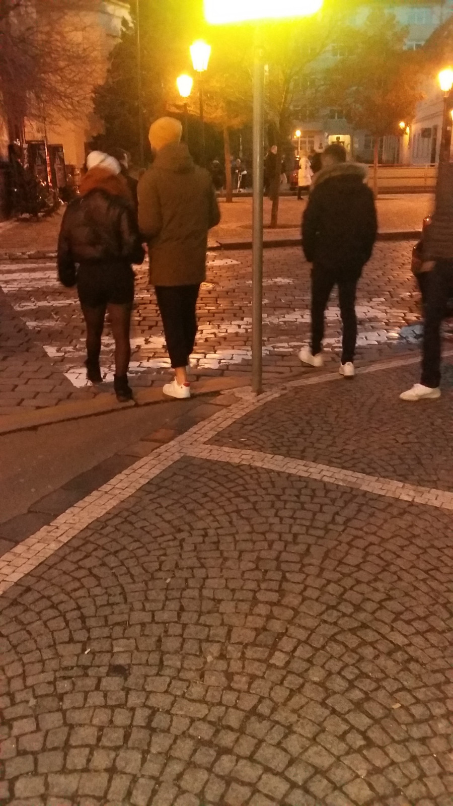 Tři muži a jedna mladá dívka v ulicích Prahy