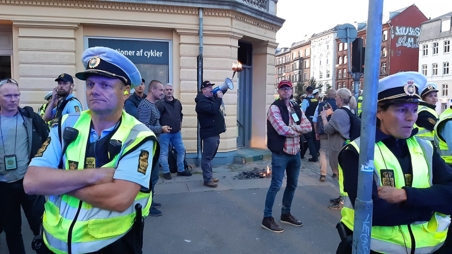 Dánský protiislámský politik Rasmus Paludan pálí Korán na shromáždění v Nørrebro, 2019