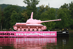 Růžový tank se vztyčeným prstem.