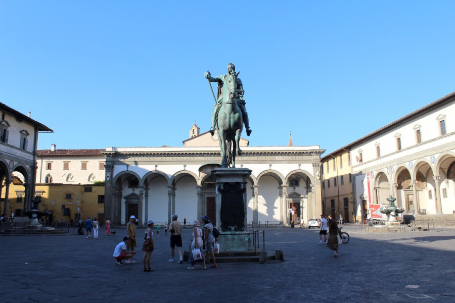 Piazza della Santissima Annunziata, vpravo bývalý sirotčinec s historickým babyboxem (otočné okénko, kam bylo možné legálně odložit novorozence)