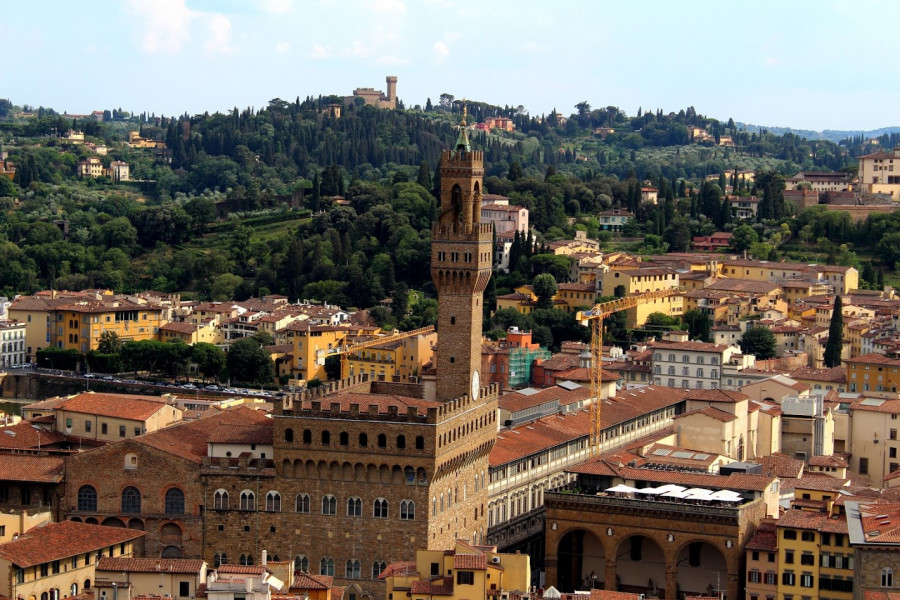 Palazzo Vecchio a přilehlá galerie Uffizi z Giottovy zvonice
