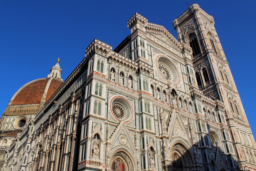 Cattedrale di Santa Maria del Fiore, za ní Campanile di Giotto a v pozadí Brunelleschiho kopule