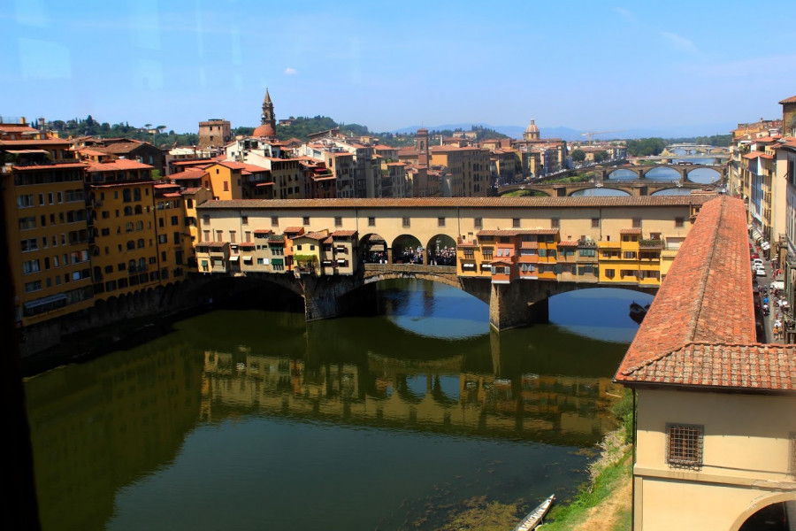 Ponte Vecchio z okna galerie Uffizi, za ním most Trinity podle Michelangelova projektu se sochami 4 ročních období u vstupů na most