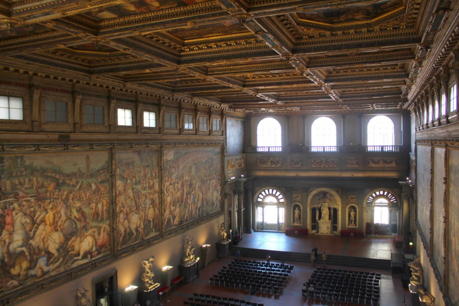  Salone dei Cinquecento s Vassariho obrazy, které překryly původní Leonardovy fresky