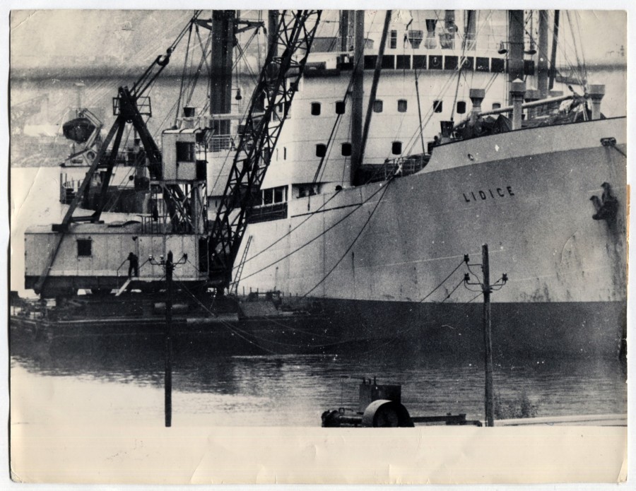 Fotografie americk tiskov agentury Keystone Press zobrazuje vykldn eskoslovenskch zbran ze zadren lodi Lidice