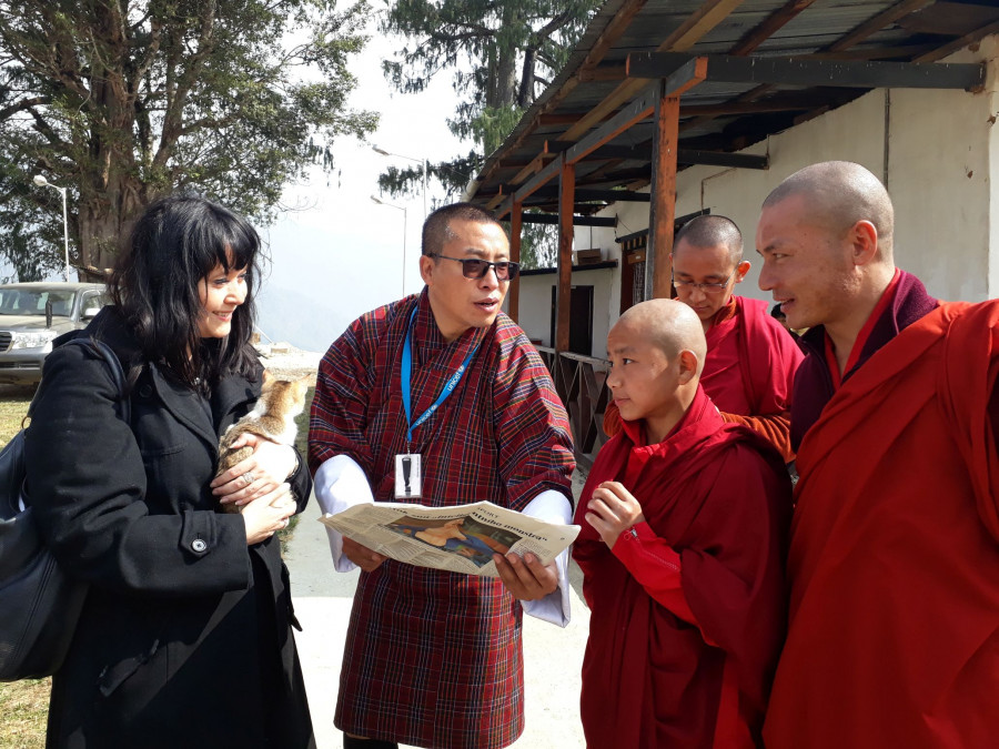 Autorka pi leton nvtv v kltee Chorten Nyingpo. Zprava editel kltern koly Lam Sonam, mal mnich Dorji a pracovnk mstn poboky UNICEF.