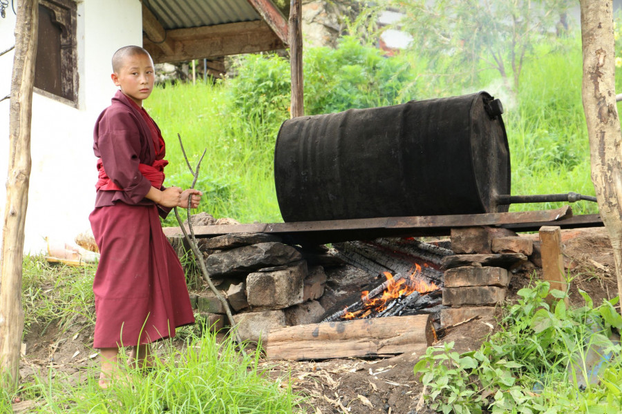 V kltee Chorten Nyingpo se prozatm mus voda na koupn zahvat na ohni. Jet letos zde vak UNICEF plnuje instalovat solrn ohva.