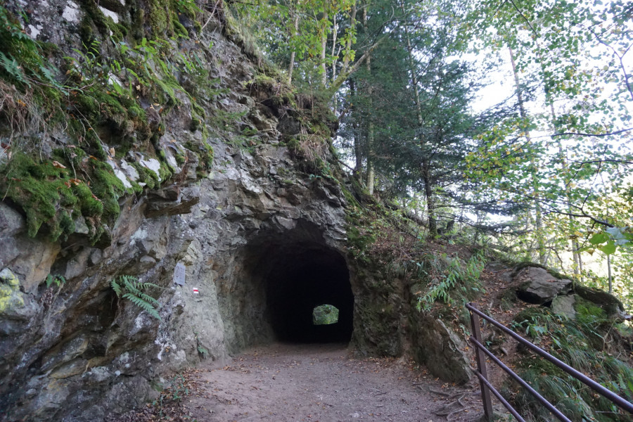 Skalní tunel u Příběnic