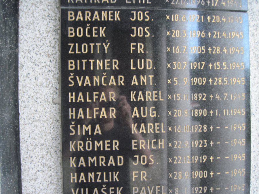 Jméno Karla Halfara (bratra prapradědy) na pomníku padlých německých vojáků v Kobeřicích. August Halfar pod ním náš příbuzný není. Jedná se zde pouze o shodu jmen.