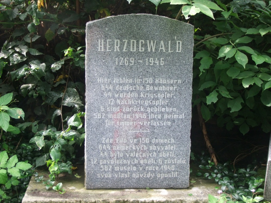Pamětní deska věnovaná obyvatelům zaniklé obce Herzogwald