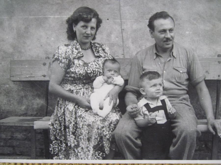 Praděda Hans/Jan a prababička Erna společně se svými syny - dědou Pavlem a jeho bratrem Petrem