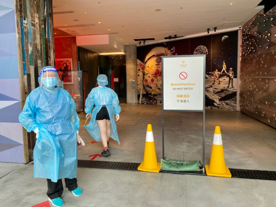 Podivné bytosti chrání v Hongkongu karanténní hotely před obyvateli planety Země (19. června 2022)